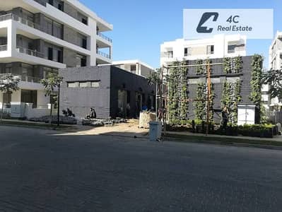 شقه بجاردن استلام فوري بموقع مميز في كمبوند تاج سلطان بالتجمع الخامس