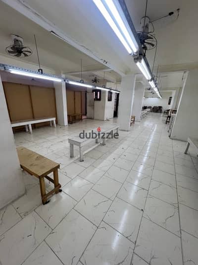 For rent, a clothing factory of 900 meters in the industrial area of Margham, directly on the main street.