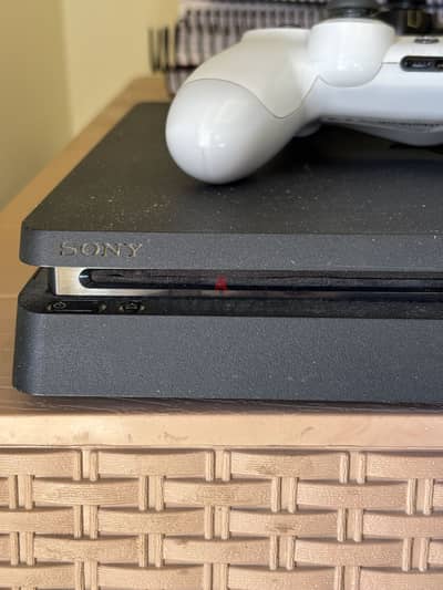 PS4 slim 1 tb مع دراعين