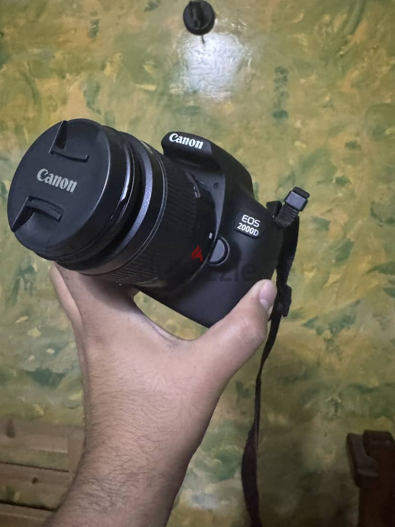 Camera EOS 2000 D with cover and memory card 1