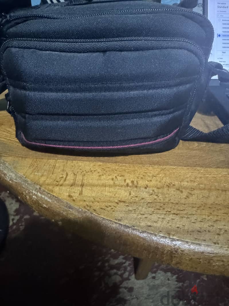 Camera EOS 2000 D with cover and memory card 3