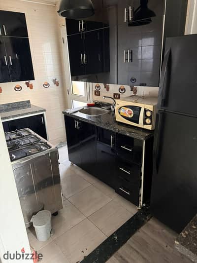 Apartment 82m for sale in Madinaty B7 with furniture and appliances, super luxe finishing, 5th floor next to Benny Market and the mosque, steps to the South Park