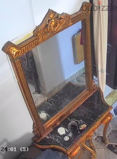 كونسول مذهب بوش مع سطح رخامي اسود فاخر ، و مرايه عريضه