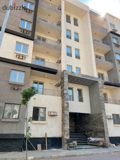 شقة للبيع فى سكن الشروق 3 غرف وحمام ومطبخ وريسبشن دور رابع اسانسير شغال على طريق جمال عبد الناصر بجوار المولات والخدمات والمدارس ومتوفر مواصلات وملاعب