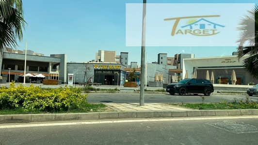For rent, an apartment of 85 m and a garden of 35 m, in a strategic location with an open view, first occupancy, directly in front of the services in B8
