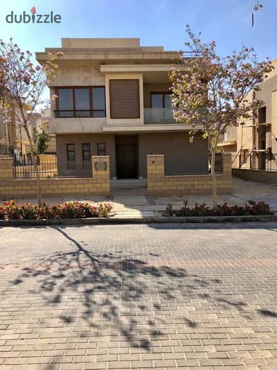 فرصة مميزة لامتلاك فيلا مستقلة فاخرة في بيراميدز هايتس  405م  أرض و347م مباني  تصميم راقٍ ومساحات واسعة تناسب العائلات  جاهزة للسكن في موقع استثنائي