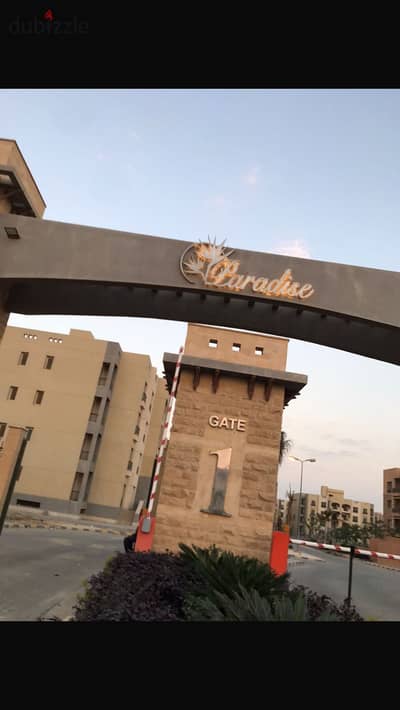 اقل من سعر الماركت شقة موقع مميز استلام فوري نصف تشطيب الدور التاني مباشره علي محور الجامعه الأمريكية 180متر 3 غرف 1 ماستر +2 حمام في كومباوند باراديس
