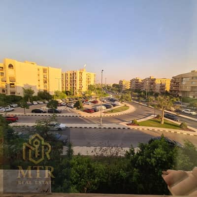 شقة مفروشة للإيجار في أهدأ وأرقى مواقع المرحلة الخامسة بمدينة الرحاب، فرصة مثالية لمن يبحث عن الهدوء والخصوصية مع سهولة الوصول إلى جميع الخدمات والمرافق. تتميز الشقة بتشطيب مميز يعكس جودة عالية وذوقًا راقيًا، مع موقع استثنائي داخل واحدة من أكثر المناطق طل