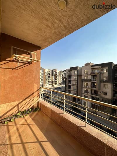 للبيع شقه في كومبوند دار مصر الاندلس القاهره الجديده زون 2 مباشره علي التسعين الجنوبي وامام كومبوند الهايد بارك ودقايقه للجامعه الامريكيه بحري