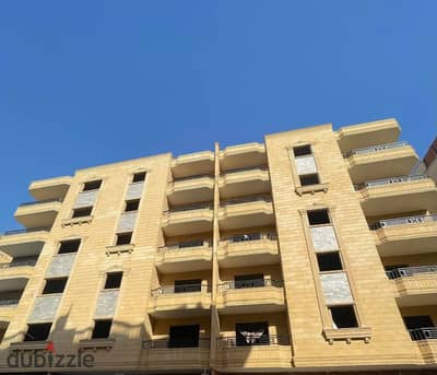  امتلك شقة 135م استلام فوري نصف تشطيب بالقرب من النادي والخدمات