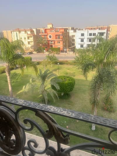 A complete building ready at 90% in the most upscale area of private villas – 6 apartments + elevator + basement + roof at a special price and negotiable.