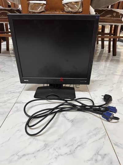 كابل الباور الاصلي من الشركه و كابل VGA+ شاشه BenQ E700 LCD