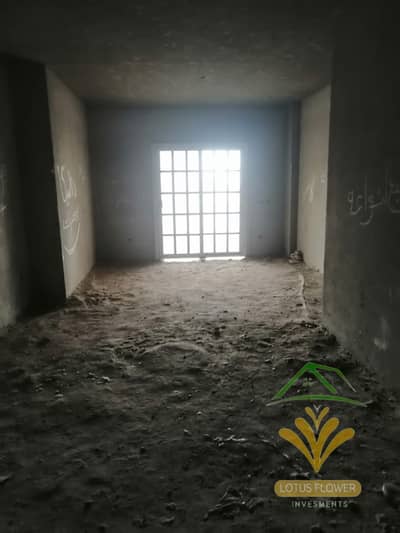 شقة للبيع نص تشطيب في اللوتس الشمالية بالقرب من شارع النوادي الرئيسي
