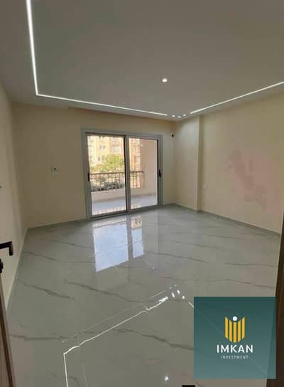 Apartment for sale in Hyde Park (New Cairo/Tagamoa) with a low down payment starting at 900,000 EGP. It is fully finished, overlooks the pool, and off