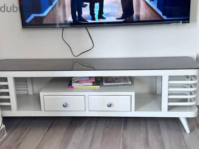 2 طرابيظة تلفزيون و ليڤينج بحالة جيدة جدا
