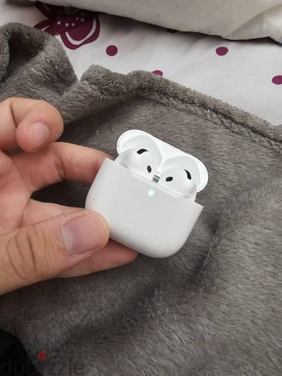 Airpods 4 استعمال شهرين بس وارد انجلترا