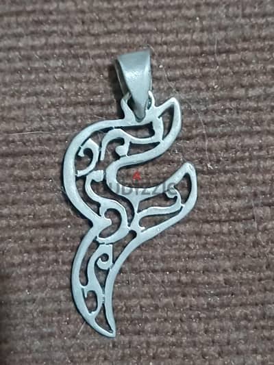 عليقه أو ميداليه فضه منتهى الشياكه