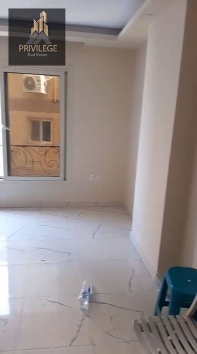 شقة للإيجار السكني في موقع مميز في شارع الخمسين الرئيسي . . توجد جميع الخدمات و بالقرب من طرق رئيسية