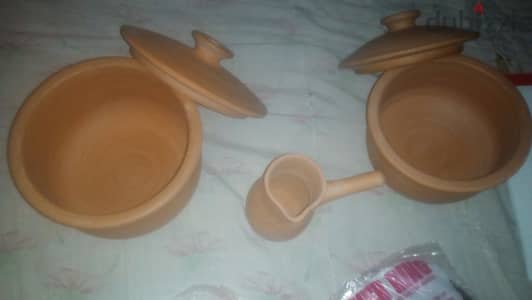 طقم حلل فخار (2 حلة + لبانة + 2 شياطة) - حالة ممتازة