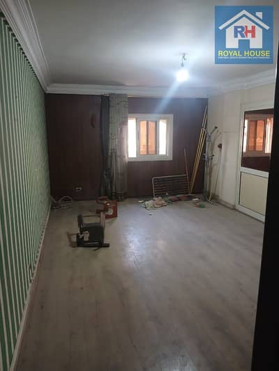 Apartment for sale, 135 sq m, on Abdel Hamid Othman Street, extension of Mansheyet El Tahrir, near Marjan Fish Restaurant.