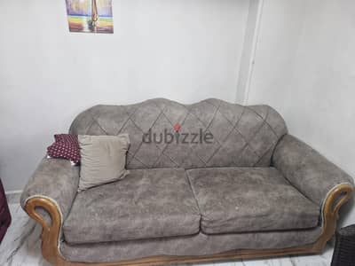 كنبة 3 أفراد مودرن بحالة ممتازة