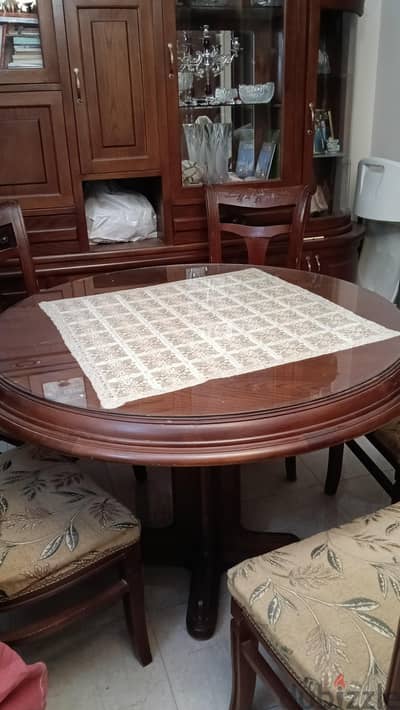 ترابيزه سفره صغيره وعدد٥ كراسي بحاله ممتازه