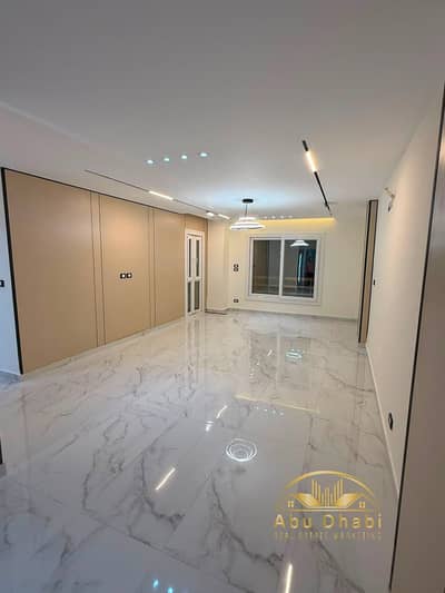 124 sq m apartment for sale in Madinaty B6, minutes from South Park, traffic, and the medical center. Ultra super lux finishing, first occupancy.