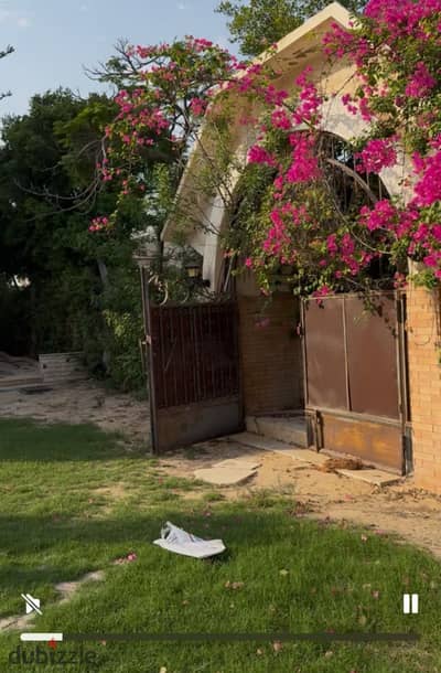 فيلا دوريين مساحة ٣٠٠م ٩ غرف وريسبشن ٣ ق و٢ تراس وحديقة خلفى ٢٠٠م وحمام سباحة