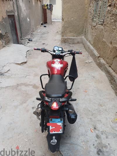 مكنة بينلي فلانكو (Benelli VLM 200) باللون الأحمر.