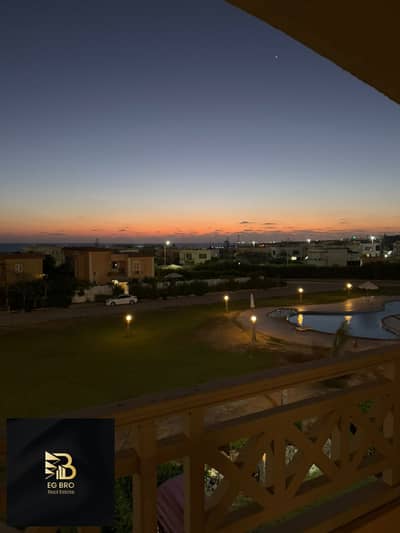 شاليه متشطب بالكامل بإطلالة على حمام السباحة للبيع في Marina Gardens - الكيلو 91 (استلام فوري)