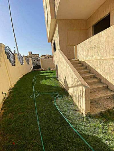 شقة للبيع ارضي مرتفع بحديقة بأرقي احياء الشيخ زايد
