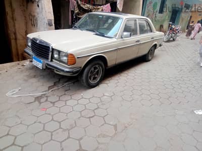 مرسيدس بنز 200 1982