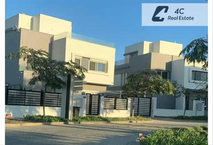 Standalone Villa Ready-to-move-in fully finished, with installments Prime location stunning open view and private garden in Hyde Park New Cairo