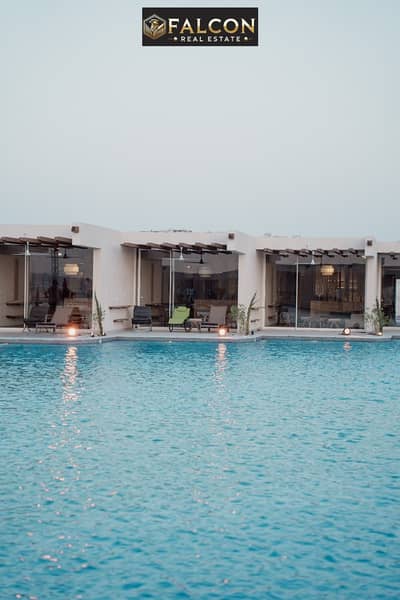شاليه 100% Sea view بـ تشطيب High end للبيع و أقساط 8 سنين بجوار مطار العلمين و طريق الفوكا بـ قريه دايركشن وايت Direction white