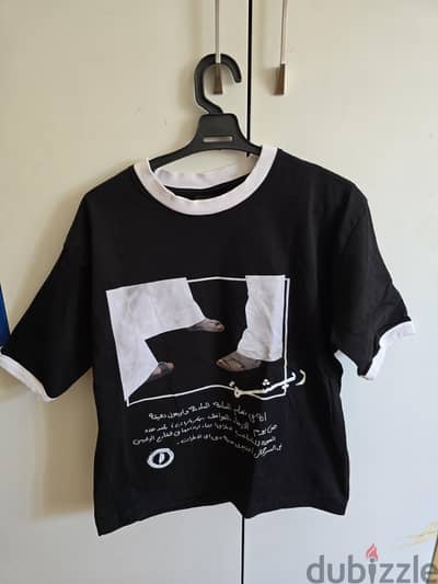 a black tshirt