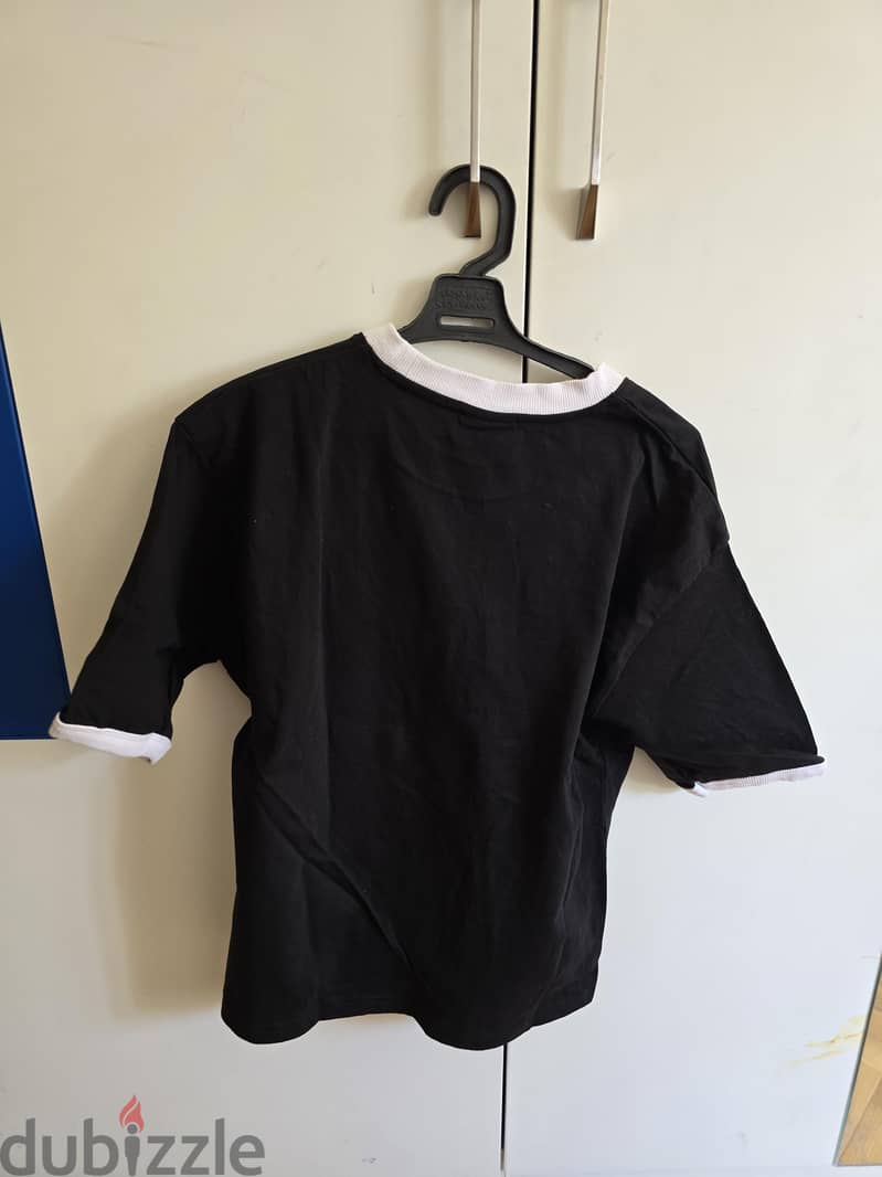 a black tshirt 1