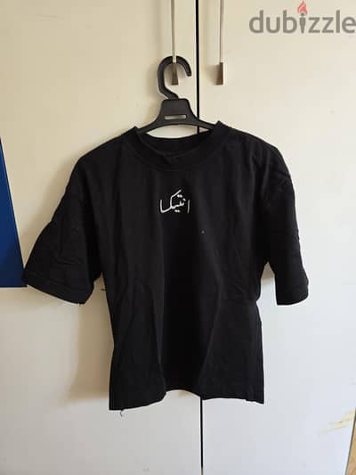 a black t shirt