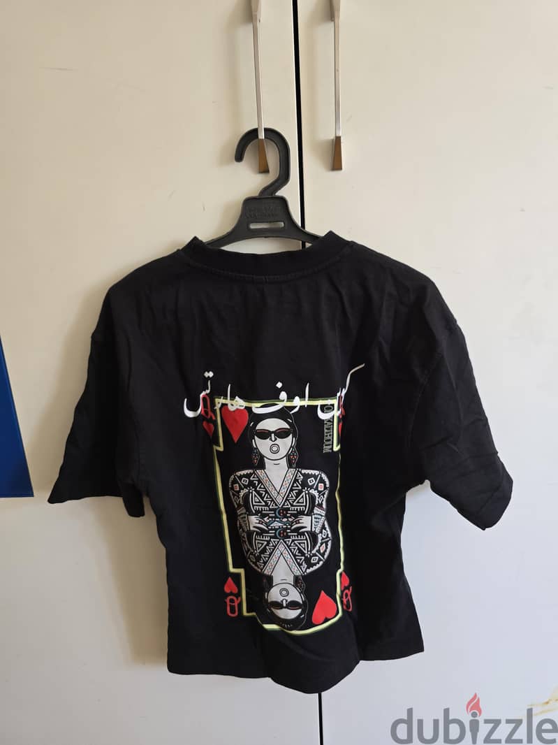 a black t shirt 1