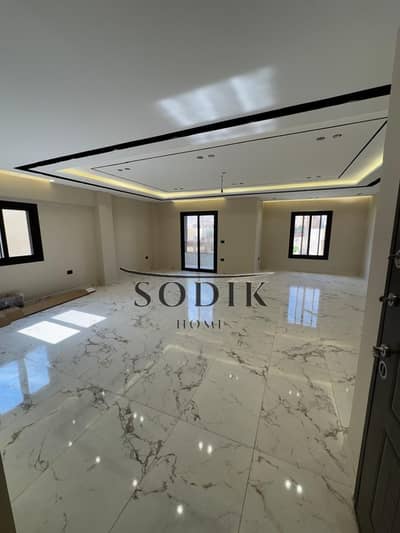 Super deluxe apartment in a prime location near Farid Habib Hospital and Line 11. First occupancy.