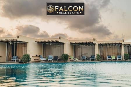 توين هاوس 100% Sea view  استلام فوري بـ تشطيب VIP + برايفت  Pool أقساط 5 سنين للبيع بجوار مطار العلمين و طريق الفوكا بـ قريه دايركشن وايت Direction wh