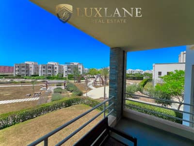 First-row villa in Amwaj North Coast Village, Al-Arous area, 250 square meters, divided over two floors and a roof. Directly on the sea, fully furnish