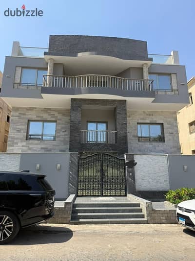  فرصة استثمارية نادرة | فيلا مستقلة فاخرة للبيع بالتجمع الخامس – الحي الثاني | 600 م² أرض | تضم 2 دوبلكس بمساحة 450 م² لكل منهما + مكتب متشطب 150 م² + بدروم واسع متعدد الاستخدامات | موقع راقٍ ومستندات قانونية كامله