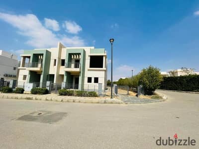 فيـلا ثنائية للبيـع في مدينتي نموذج J امام الفودكورت نص تشطيب
