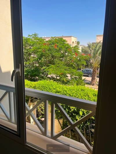 For rent a distinctive villa with air conditioning and kitchen inside Greens Compound - Sheikh Zayed Building area: 235 meters. Land area: 370 meters. Ground + first + roof.