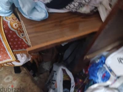 علب خشبية  مكتبية مقسمة الي عددكراسي وعدد  المومتال ومكتب كمبيوتر خشبي