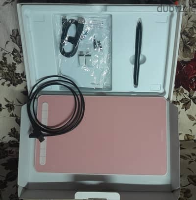 تابلت رسم XP-Pen Deco L Pen Tablet وردي - بحالة الزيرو تماماً بالكرتون