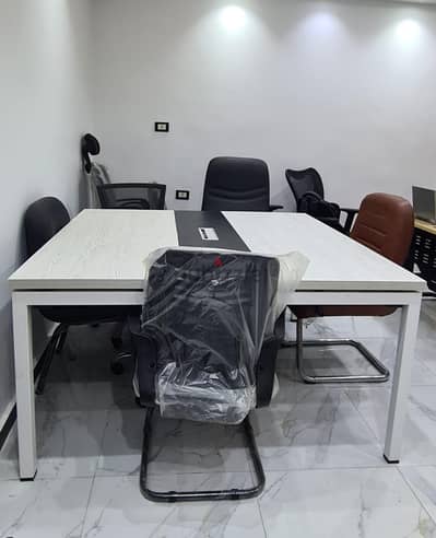 طاولة اجتماعات لغرفة صغيرة