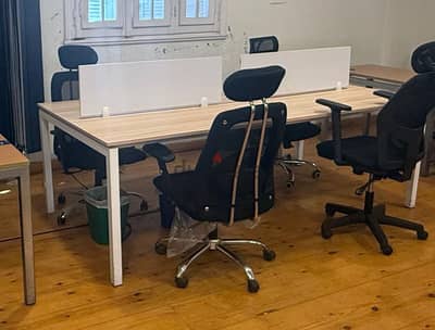 مكتب Workstation لـ 4 أفراد 240 × 140 سم – بحالة ممتازة- بدون كراسي