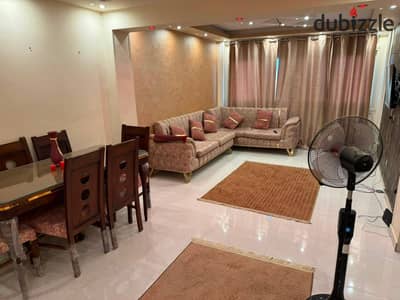 شقة للإيجار مفروشة بالكامل أمام ميدان أمريكانا مباشرة بالحي الأول، 84 متر، غرفتان نوم، ريسبشن، مطبخ كامل، 3 تكييفات، إيجار سنوي فقط