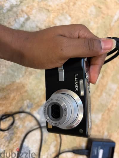 excellent condition digital camera with original battery and charger